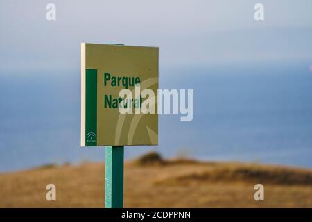 Schild parque natural. Naturpark, die Straße von Gibraltar, Meer he¡hinter, Andalusien, Spanien. Stockfoto