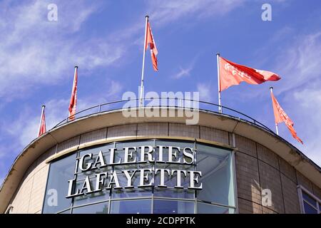 Bordeaux , Aquitaine / Frankreich - 08 25 2020 : Galeries Lafayette Zeichen und Text-Logo am Eingang historischen Stadtgeschäft Stockfoto