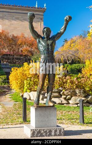 PHILADELPHIA, PENNSYLVANIA - NOVEMBR 16, 2016: Die Rocky Balboa Statue im Herbst. Die Statue erinnert an die Rocky Filmreihe, die beco hat Stockfoto