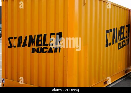 Bordeaux , Aquitaine / Frankreich - 08 25 2020 : Ducati Scrambler Logo Zeichen der italienischen Motorrad auf Werbung Container Store und Motorrad hergestellt Stockfoto