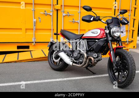Bordeaux , Aquitaine / Frankreich - 08 25 2020 : Ducati Scrambler 1100 neue Motorradfront des italienischen Motorradhändlers Werbecontainer Stockfoto