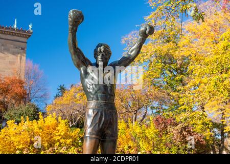 PHILADELPHIA, PENNSYLVANIA - NOVEMBR 16, 2016: Die Rocky Balboa Statue im Herbst. Die Statue erinnert an die Rocky Filmreihe, die beco hat Stockfoto