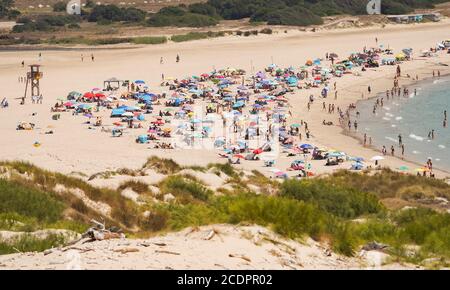 Vielbeschäftigter Strand im Sommer in Valdevaqueros, Provinz Cadiz, Costa de la Luz, Andalusien, Spanien Stockfoto