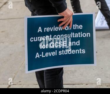 London 29. August 2020 EIN Streikprotest der Stufe 21 von Studenten auf dem Parliament Square, London, Großbritannien, gegen den A-Level-Prozess in diesem Jahr. Kredit: Ian Davidson/Alamy Live Nachrichten Stockfoto