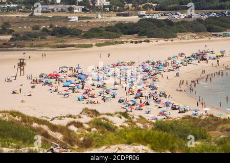 Vielbeschäftigter Strand im Sommer in Valdevaqueros, Provinz Cadiz, Costa de la Luz, Andalusien, Spanien Stockfoto