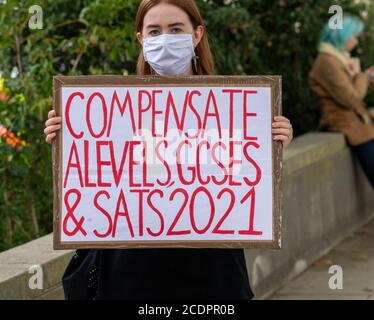 London 29. August 2020 EIN Streikprotest der Stufe 21 von Studenten auf dem Parliament Square, London, Großbritannien, gegen den A-Level-Prozess in diesem Jahr. Kredit: Ian Davidson/Alamy Live Nachrichten Stockfoto