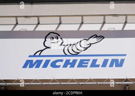 Bordeaux , Aquitaine / Frankreich - 08 25 2020 : Michelin bibendum Logo und Text auf Reifen speichern Stockfoto