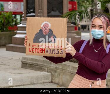 London 29. August 2020 EIN Streikprotest der Stufe 21 von Studenten auf dem Parliament Square, London, Großbritannien, gegen den A-Level-Prozess in diesem Jahr. Kredit: Ian Davidson/Alamy Live Nachrichten Stockfoto