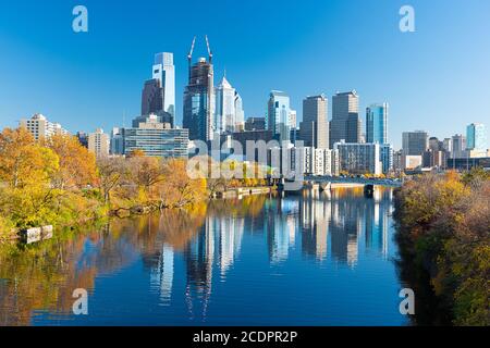 Philadelphia, Pennsylvania, USA Downtown Skyline auf dem Fluss im Herbst. Stockfoto