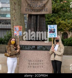 London 29. August 2020 EIN Streikprotest der Stufe 21 von Studenten auf dem Parliament Square, London, Großbritannien, gegen den A-Level-Prozess in diesem Jahr. Kredit: Ian Davidson/Alamy Live Nachrichten Stockfoto