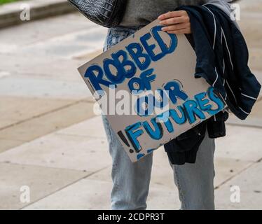 London 29. August 2020 EIN Streikprotest der Stufe 21 von Studenten auf dem Parliament Square, London, Großbritannien, gegen den A-Level-Prozess in diesem Jahr. Kredit: Ian Davidson/Alamy Live Nachrichten Stockfoto