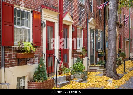 Herbstliche Gasse in einem traditionellen Viertel in Philadelphia, Pennsylvania, USA. Stockfoto