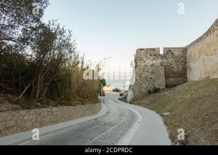 Burgmauern von Guzmán el Bueno, gutes Guzmán in Tarifa. Andalusien, Spanien. Stockfoto