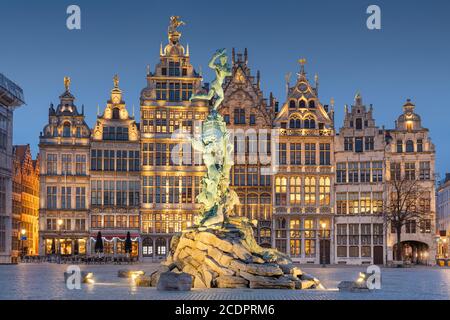 Grote Markt von Antwerpen, Belgien bei Dämmerung. Stockfoto