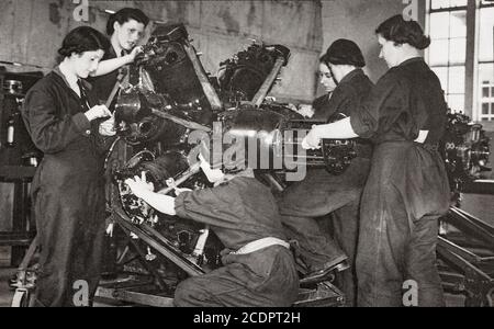 Die Women's Auxiliary Air Force (WAAF), war die weibliche Auxiliary der Royal Air Force während des Zweiten Weltkriegs Gegründet im Jahr 1939, überschritten WAAF Zahlen 180,000 an seiner Spitzenstärke im Jahr 1943. Sie erhielten eine Grundausbildung, dienten aber nicht als Luftbesatzung, obwohl sie den gleichen Gefahren ausgesetzt waren wie alle an der "Heimatfront", die in militärischen Einrichtungen arbeiteten. Sie waren als Flugzeugbauer und Ingenieure in der Flugzeugwartung tätig. Stockfoto