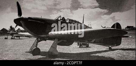 Die unverwechselbaren Linien eines Hawker Hurricane von Sydney Camm bei 32 Squadron, Biggin Hill, Kent, England entworfen. Das britische Einsitzer-Kampfflugzeug wurde im öffentlichen Bewusstsein von der Rolle der Supermarine Spitfire während der Schlacht von Großbritannien im Jahr 1940 überschattet, aber der Hurrikan verursachte 60 Prozent der Verluste, die die Luftwaffe bei der Verlobung erlitten hatte, Und kämpfte in allen großen Theatern des Zweiten Weltkriegs. Stockfoto