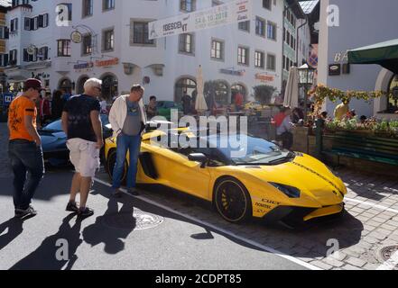 Kitzbühel, Österreich - 30.09.2018: Menschen bewundern einen gelben Lamborghini Aventador Stockfoto