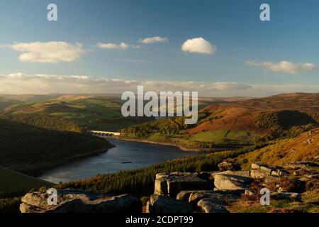 Der Blick über Ladybower Reservoir von Bamford Edge in der Derbyshire Peak District Stockfoto