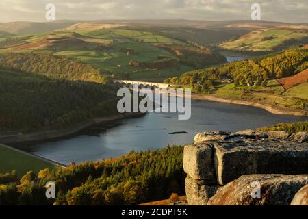 Der Blick über Ladybower Reservoir von Bamford Edge in der Derbyshire Peak District Stockfoto