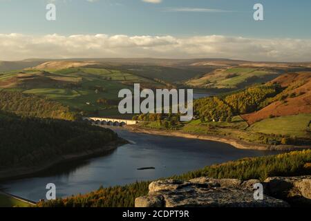 Der Blick über Ladybower Reservoir von Bamford Edge in der Derbyshire Peak District Stockfoto