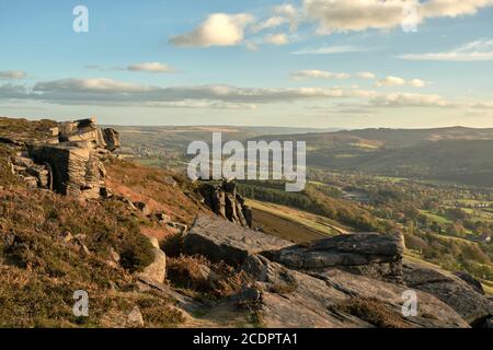 Abend auf Bamford Edge mit Blick auf das Dorf Bamford und Das Hope Valley im Derbyshire Peak District Stockfoto