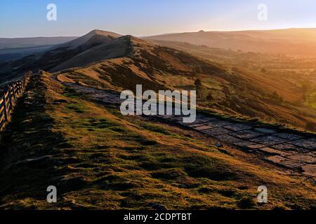 Die Morgendämmerung bricht über dem Great Ridge im Vale of Edale, Derbyshire Peak District. Blick vom Tor zum Hollins Cross Stockfoto