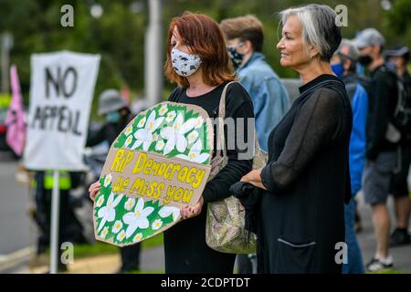 Aktivisten von Extinction Rebellion nehmen an einem Protest in Bristol Teil, gegen den Plan, den Bristol International Airport zu erweitern, da ein Wochenende der Extinction Rebellion-Aktion im ganzen Land beginnt. Bilddatum: Samstag, 29. August 2020. Siehe PA Geschichte PROTEST Climate. Bildnachweis sollte lauten: Ben Birchall / PA Wire Stockfoto