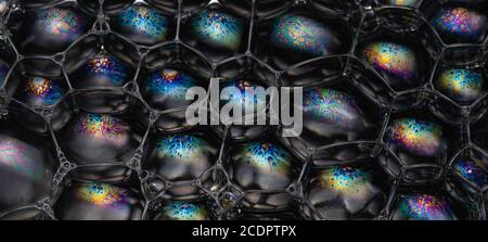 Bunte Reflexionen und geometrische Muster in diesem Makrobild von Seifenblasen