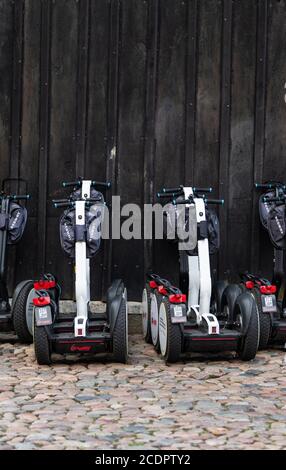 29. August 2020, Niedersachsen, Lüneburg: Segways stehen an einer Mauer in der Lüneburger Altstadt. Foto: Philipp Schulze/dpa Stockfoto