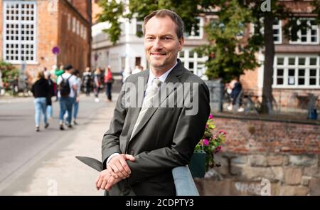 29. August 2020, Niedersachsen, Lüneburg: Herbert Schäfer, Schauspieler, steht kurz davor, die Vorspann für die ARD telenovela 'Rote Rosen' zu drehen. Foto: Philipp Schulze/dpa Stockfoto