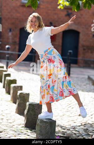 29. August 2020, Niedersachsen, Lüneburg: Antonia Jungwirth, Schauspielerin, lächelt am Rande der Dreharbeiten für die ARD telenovela 'Rote Rosen'. Foto: Philipp Schulze/dpa Stockfoto