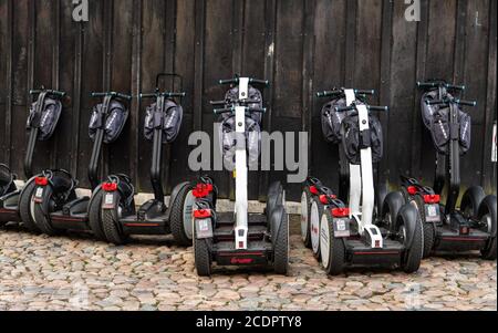 29. August 2020, Niedersachsen, Lüneburg: Segways stehen an einer Mauer in der Lüneburger Altstadt. Foto: Philipp Schulze/dpa Stockfoto