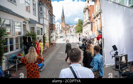 29. August 2020, Niedersachsen, Lüneburg: In der Lüneburger Altstadt werden die ersten Abspann der ARD-Telenovela "Rote Rosen" gedreht. Hora-Goosmann und Sehrbrock stehen derzeit als neue Hauptdarstellerinnen der ARD telenovela 'Rote Rosen' vor den Kameras in Lüneburg. Foto: Philipp Schulze/dpa Stockfoto