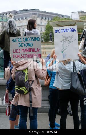 Trafalgar Square, London, Großbritannien. August 2020. Verschwörungstheorie, Unite for Freedom Protest auf dem Trafalgar Square gegen Covid, Coronavirus-Sperre, Impfstoffe, Masken und die neue Normalität. Kredit: Matthew Chattle/Alamy Live Nachrichten Stockfoto