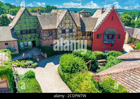 Bikal, Ungarn - 21.08.2020: Wunderschön wiederaufgebaute medieva historische Museum Dorf Spaß Abenteuerpark Stockfoto