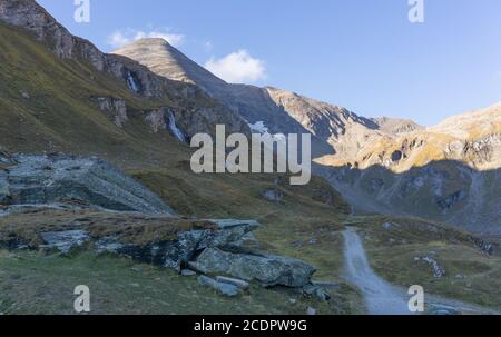 Karge alpine Tundra mit Wasserfällen im Hintergrund Stockfoto