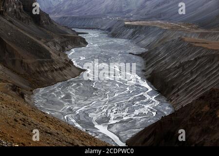 Ein Fluss zweigt durch ein breites Tal und schafft wunderschöne Muster. Dieses Bild wurde während eines Winters aufgenommen, als der Fluss fast trocken war. Stockfoto