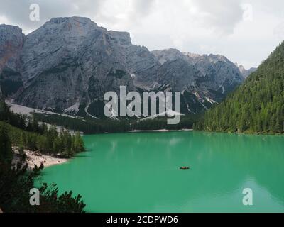 Landschaftsansicht des Pragisees von einem hohen Pfad Stockfoto