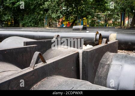 Nahaufnahme von zwei neuen isolierten Wasserleitungen auf der Stadtstraße im Sommer Tag. Städtisches Abwasserinfrastrukturkonzept, Modernisierung und Wiederaufbau der U Stockfoto