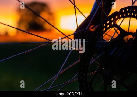 Fahrradrad im Sonnenuntergang Stockfoto