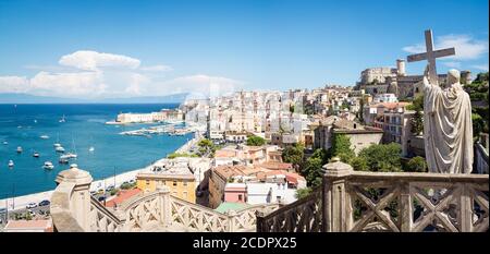 Panorama-Landschaft der Stadt Gaeta und die Küste von der Basilika San Francesco D’Assisi. Italien Stockfoto