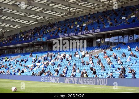 Die Fans von Brighton und Hove Albion nehmen mit sozialen Distanzierungsmaßnahmen vor der Vorsaison im AMEX Stadium in Brighton Platz, wo bis zu 2500 Fans das Spiel sehen durften, nachdem die Regierung eine weitere Reihe von Sportveranstaltungen angekündigt hatte Verwendet werden, um die sichere Rückkehr der Zuschauer zu steuern. Stockfoto