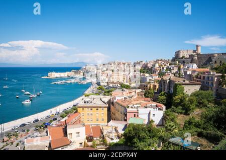 Panorama-Landschaft der Stadt Gaeta und die Küste von der Basilika San Francesco D’Assisi. Italien Stockfoto