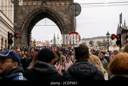 Prag, Tschechien - 27.10.2018: Touristen warten darauf, die Straße in der Nähe der berühmten Karlsbrücke in Prag zu überqueren Stockfoto