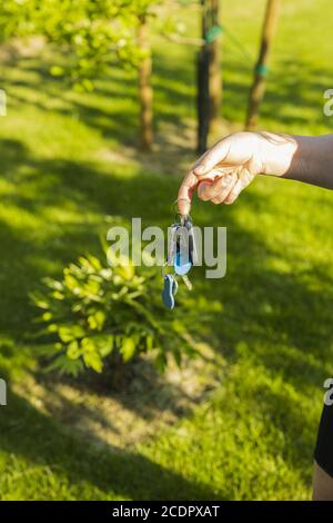 Ansicht der weiblichen Hand hält Bündel von üblichen und elektronischen Schlüsseln. Stockfoto