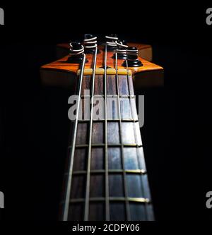 Fünf-saitige E-Bass-Gitarre isoliert vor schwarzem Hintergrund Stockfoto