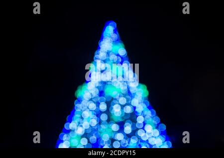 Weihnachtsbaum der Lichter auf der Straße aus dem Fokus; Neujahr, Weihnachten Stockfoto