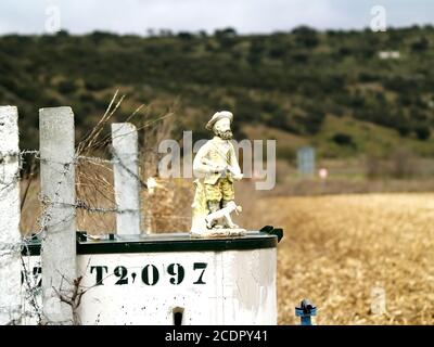 Hunter Statue auf einem Erntefeld Stockfoto