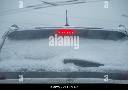 Winter gefrorene Heckscheibe des Autos, die Textur von Schnee auf dem Glas, Hintergrund Stockfoto