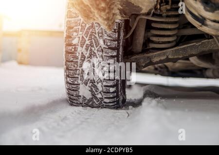 Das Auto Reifen im Schnee hautnah. Auto Titel auf dem Schnee. Spuren der Auto im Schnee. Winterreifen. Reifen mit Schnee im Winter abgedeckt Stockfoto